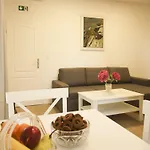 Goge - One-bedroom With Balcony 아파트 *